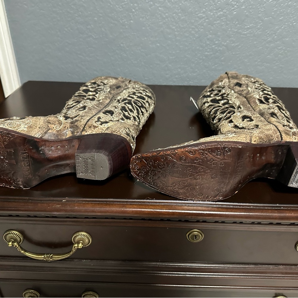 Corral Black and Tan Embroidered Boots - Picture 2 of 11